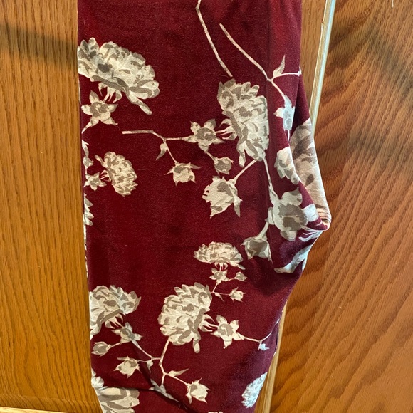 💥LULAROE BEAUTIFUL LEGGINGS- ONE SIZE (2-10)💥 - Picture 2 of 2